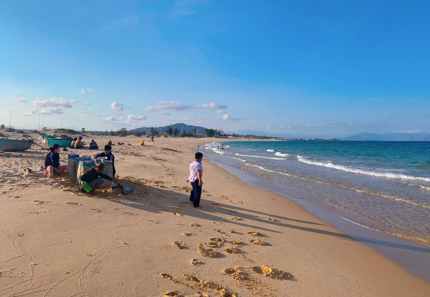 Đến làng chài Sơn Hải, du khách có thể trải nghiệm được cuộc sống bình dị của người dân làng chài và ngắm nhìn cảnh mộc mạc nhưng cũng đầy sự quyến rũ của miền đất nắng gió ở Ninh Thuận. Đến làng chài Sơn Hải, du khách có thể trải nghiệm được cuộc sống bình dị của người dân làng chài và ngắm nhìn cảnh mộc mạc nhưng cũng đầy sự quyến rũ của miền đất nắng gió ở Ninh Thuận.