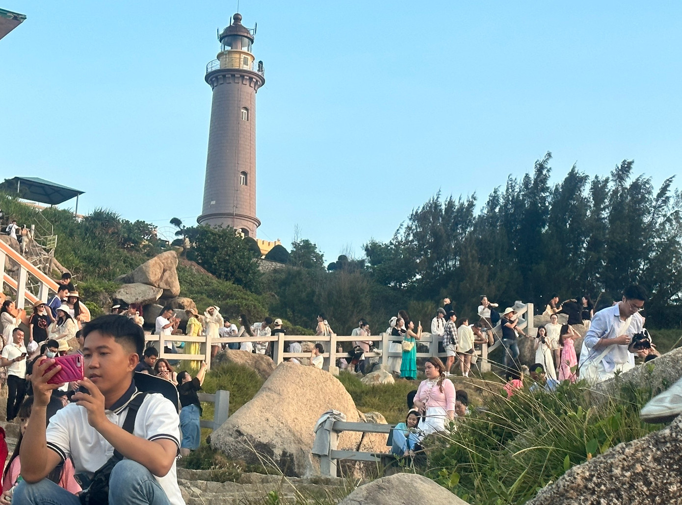 Đông đảo du khách đến chụp hình tại ngọn hải đăng hơn 100 tuổi ở Mũi Điện. Ảnh: Hồng Thái. Đông đảo du khách đến chụp hình tại ngọn hải đăng hơn 100 tuổi ở Mũi Điện. Ảnh: Hồng Thái.