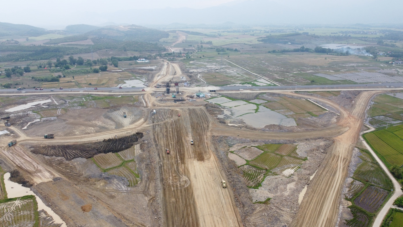 Thi công nút giao cao tốc Buôn Ma Thuột - Khánh Hòa đi qua tỉnh Khánh Hòa. Ảnh: L.H. Thi công nút giao cao tốc Buôn Ma Thuột - Khánh Hòa đi qua tỉnh Khánh Hòa. Ảnh: L.H.