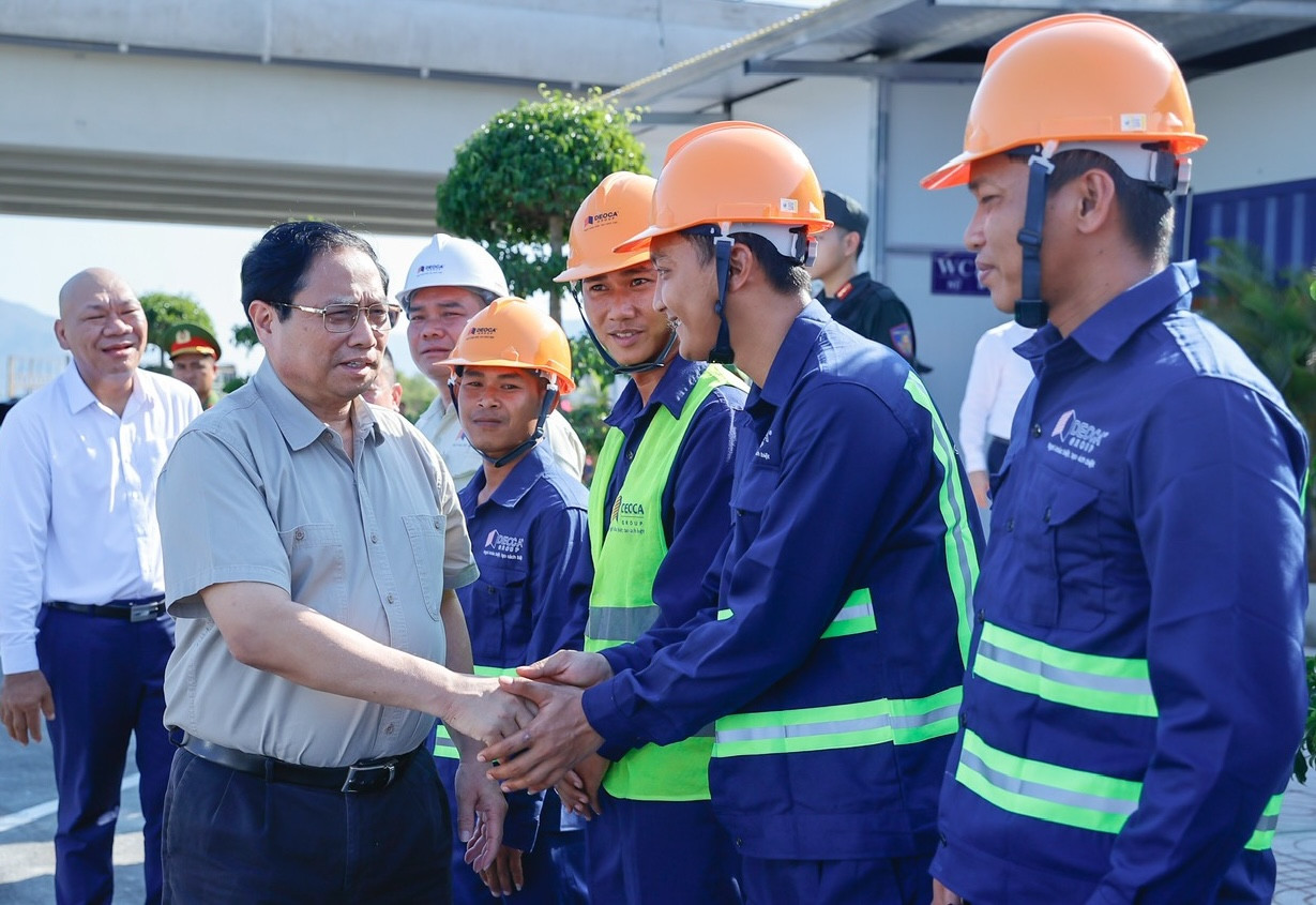 Thủ tướng thăm hỏi, động viên công nhân làm việc tại dự án cao tốc Cam Lâm - Vĩnh Hảo.