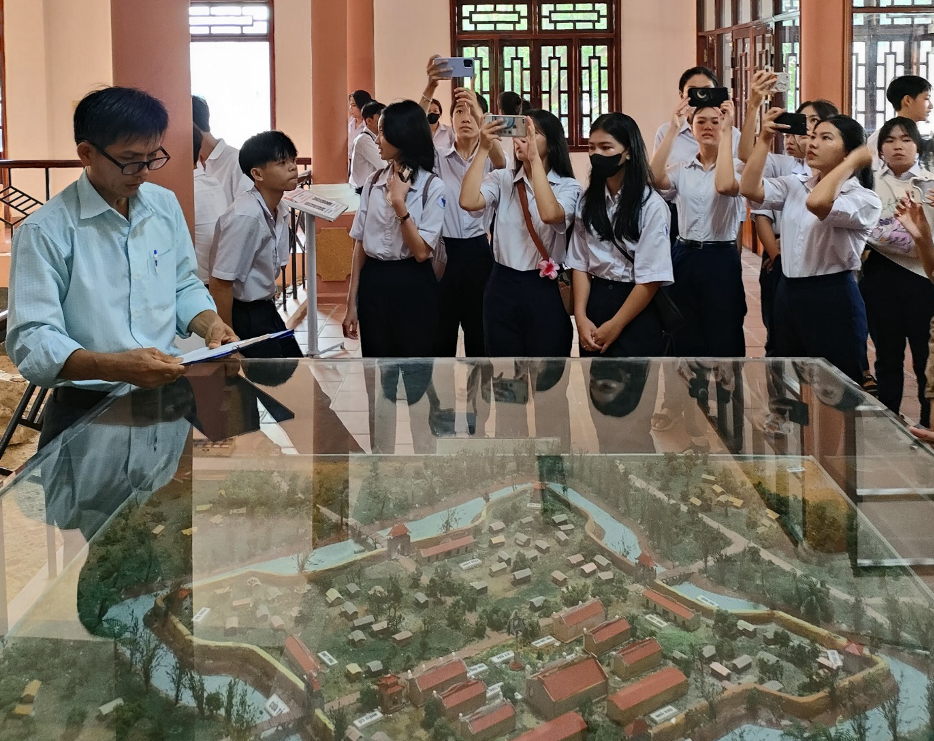 Học sinh Trường THPT Trần Phú đi tìm hiểu về lịch sử địa phương tại Di tích Thành An Thổ.