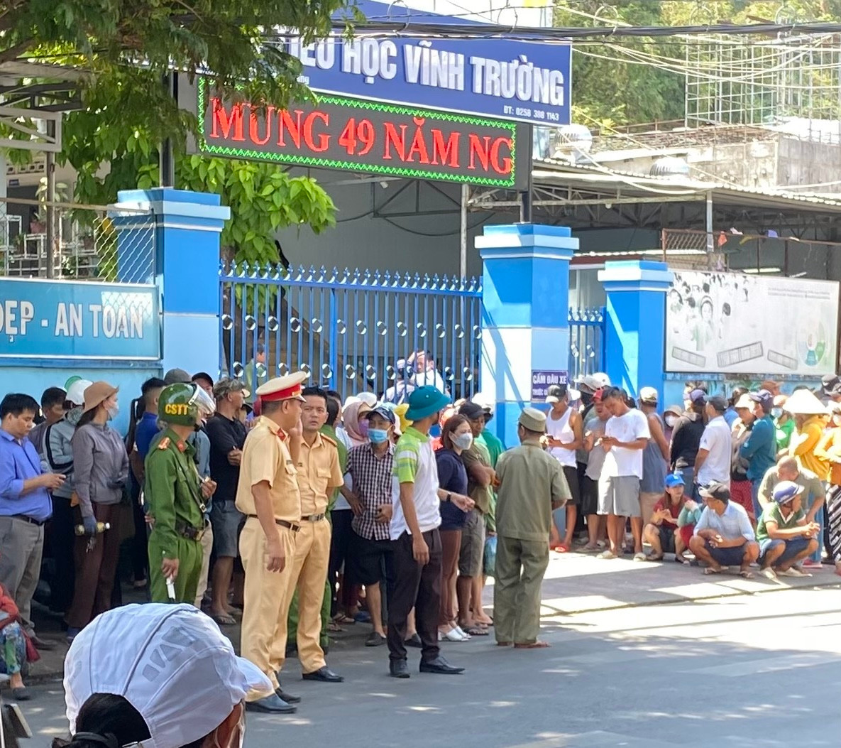 Nhiều phụ huynh tập trung tại trường Tiểu học Vĩnh Trường khi nghe tin vụ học sinh nhập viện.