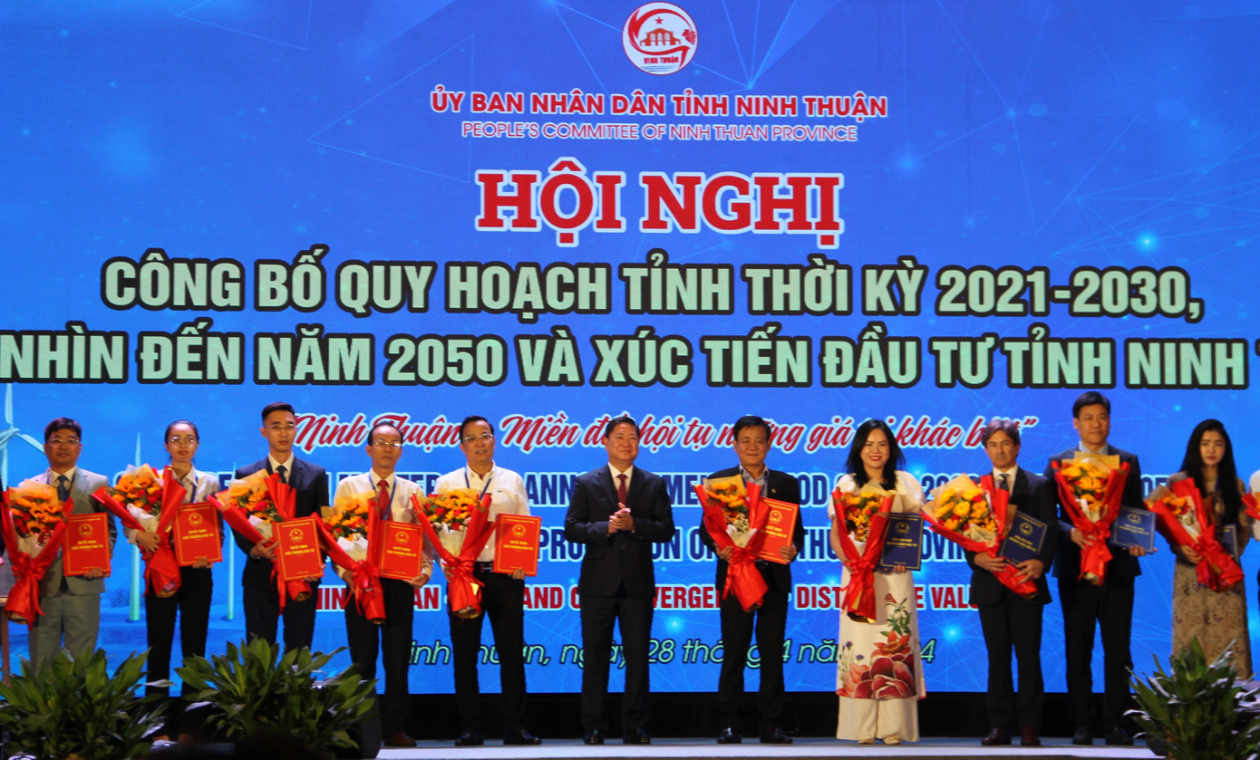 Lãnh đạo tỉnh Ninh Thuận trao giấy chứng nhận đầu tư cho các doanh nghiệp tại hội nghị. Lãnh đạo tỉnh Ninh Thuận trao giấy chứng nhận đầu tư cho các doanh nghiệp tại hội nghị.