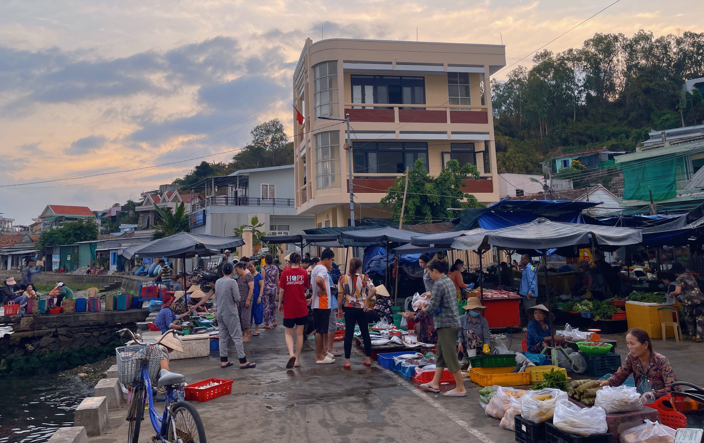 Khi đặt chân xuống đảo ta sẽ thấy ngay khu chợ nơi tập trung mua bán của người dân Trí Nguyên. Khu chợ tập trung đầy đủ các mặt hàng được người từ các nơi khắp tỉnh Khánh Hòa đổ về buôn bán. Hải sản sẽ được người dân đánh bắt qua đêm và mang vào lúc sáng sớm nên luôn đảm bảo được độ tươi sống.