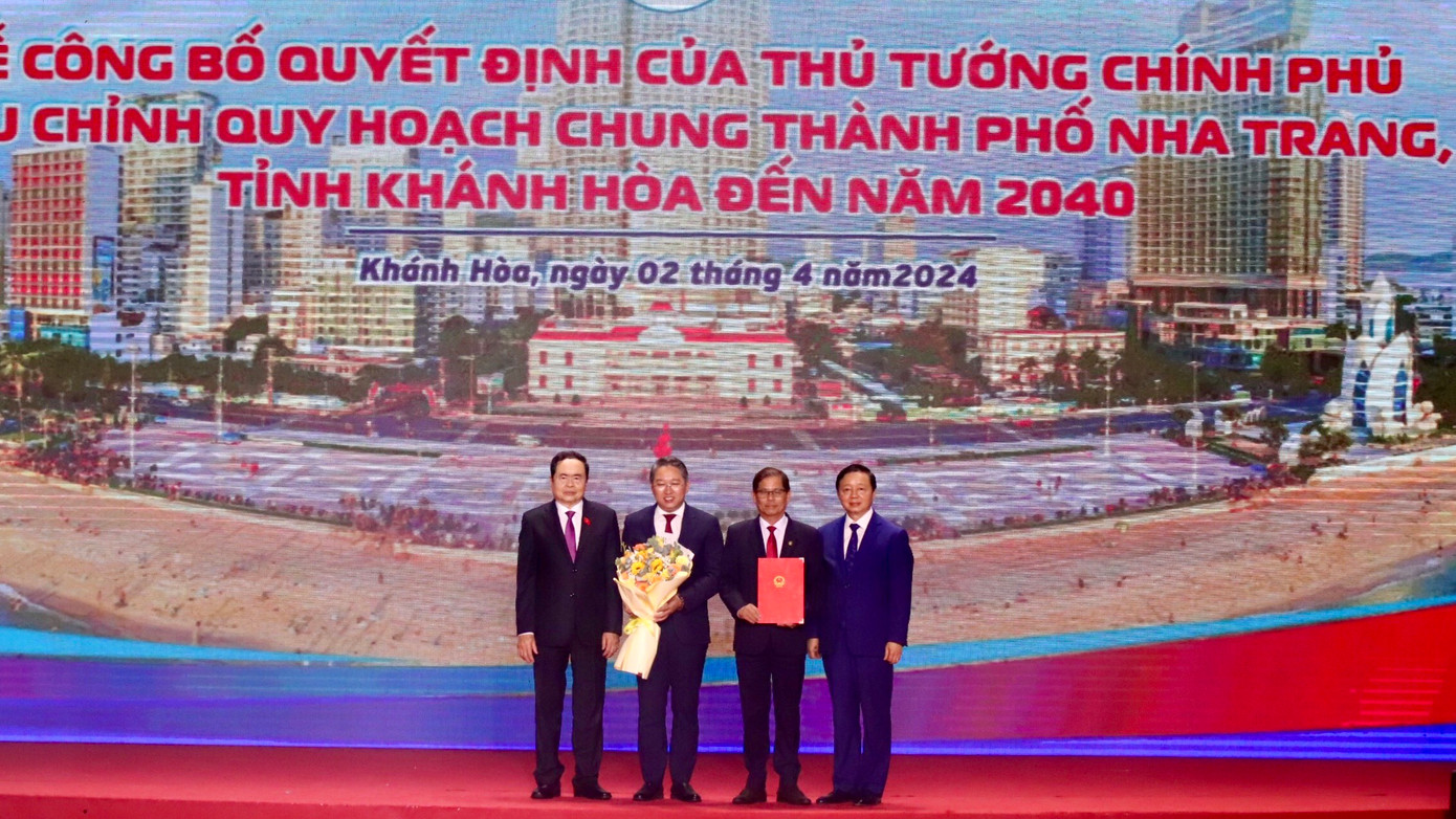 Phó Chủ tịch Thường trực Quốc hội Trần Thanh Mẫn (ảnh trái) và Phó Thủ tướng Trần Hồng Hà (ảnh phải) tặng hoa chúc mừng và trao quyết định phê duyệt quy hoạch Nha Trang. Ảnh: Khánh Nguyên. Phó Chủ tịch Thường trực Quốc hội Trần Thanh Mẫn (ảnh trái) và Phó Thủ tướng Trần Hồng Hà (ảnh phải) tặng hoa chúc mừng và trao quyết định phê duyệt quy hoạch Nha Trang. Ảnh: Khánh Nguyên.