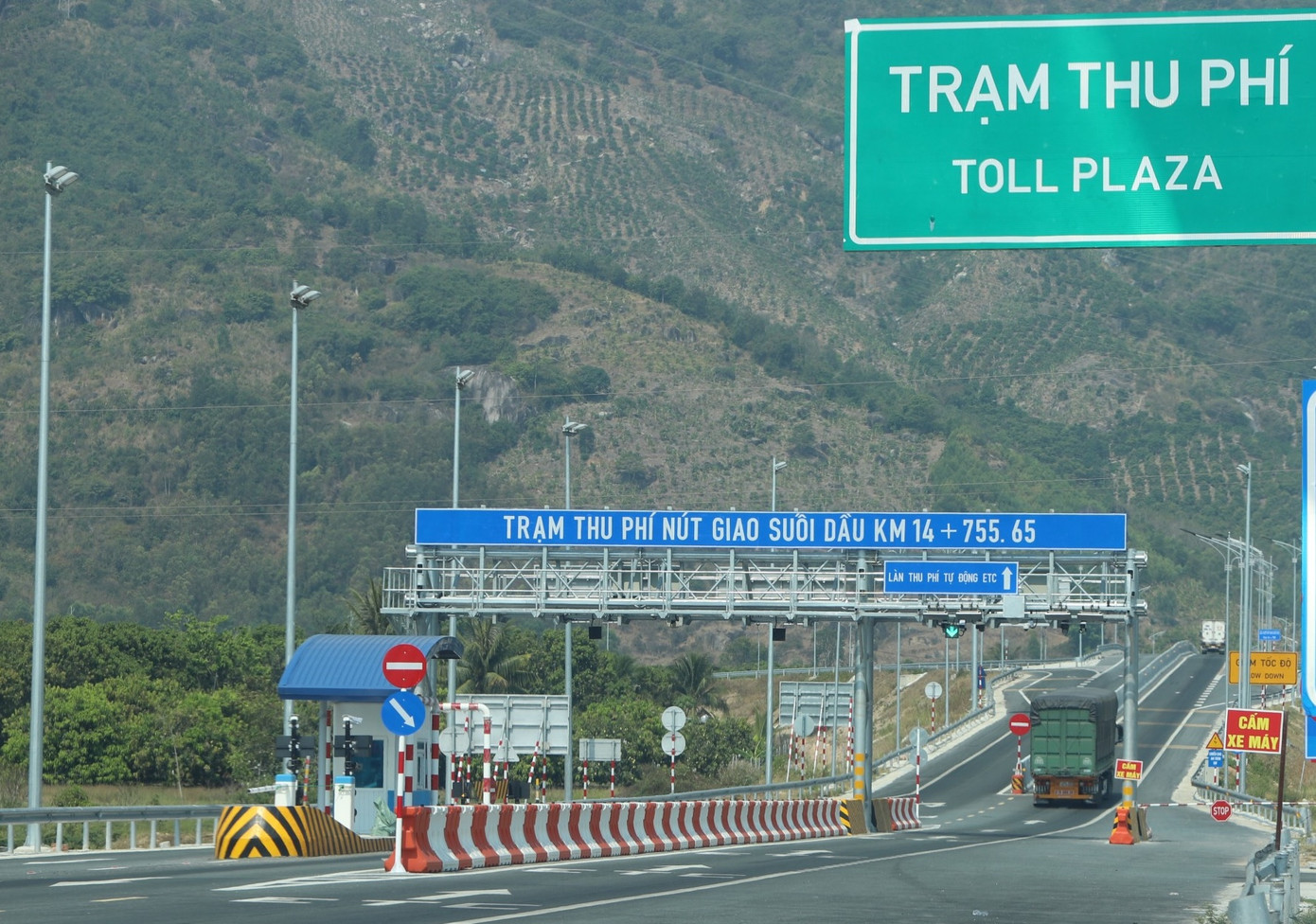 Trạm thu phí cao tốc Nha Trang - Cam Lâm tại nút giao suối Dầu.