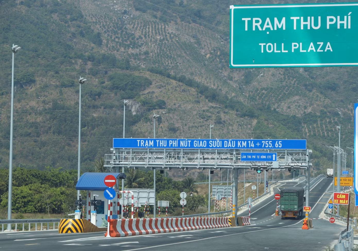 Trạm thu phí cao tốc Nha Trang - Cam Lâm tại nút giao suối Dầu.