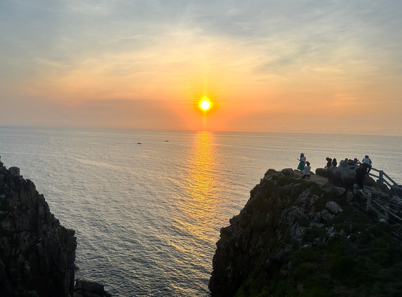 Có hàng nghìn du khách đến di tích quốc gia Mũi Điện đón bình minh. Ảnh: Hồng Thái. Có hàng nghìn du khách đến di tích quốc gia Mũi Điện đón bình minh. Ảnh: Hồng Thái.