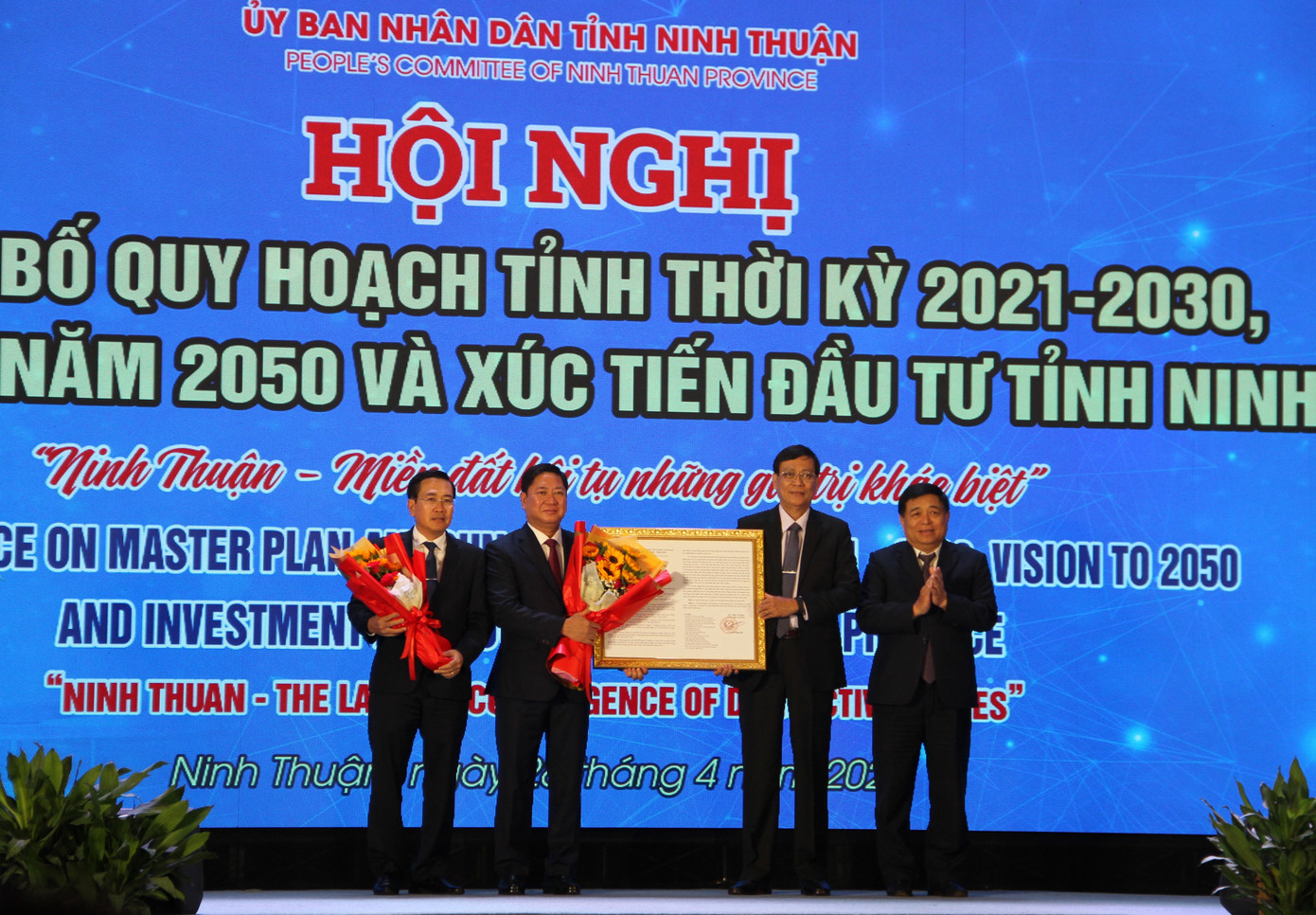 Bộ trưởng Bộ Kế hoạch - Đầu tư Nguyễn Chí Dũng (ảnh phải) thay mặt Thủ tướng Chính phủ trao quyết định phê duyệt Quy hoạch tỉnh Ninh Thuận cho lãnh đạo tỉnh này. Bộ trưởng Bộ Kế hoạch - Đầu tư Nguyễn Chí Dũng (ảnh phải) thay mặt Thủ tướng Chính phủ trao quyết định phê duyệt Quy hoạch tỉnh Ninh Thuận cho lãnh đạo tỉnh này.