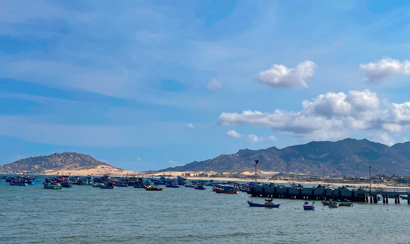 Làng chài Sơn Hải nằm tựa lưng vào Mũi Dinh, có sự giao hoà giữa núi và biển. Nơi đây còn được biết đến với cái tên “Làng chạy gió” xuất phát từ thời tiết khắc nghiệt giữa cái “nắng như rang” kết hợp với gió biển phang thẳng vào các dãy nhà ven biển. Làng chài Sơn Hải nằm tựa lưng vào Mũi Dinh, có sự giao hoà giữa núi và biển. Nơi đây còn được biết đến với cái tên “Làng chạy gió” xuất phát từ thời tiết khắc nghiệt giữa cái “nắng như rang” kết hợp với gió biển phang thẳng vào các dãy nhà ven biển.