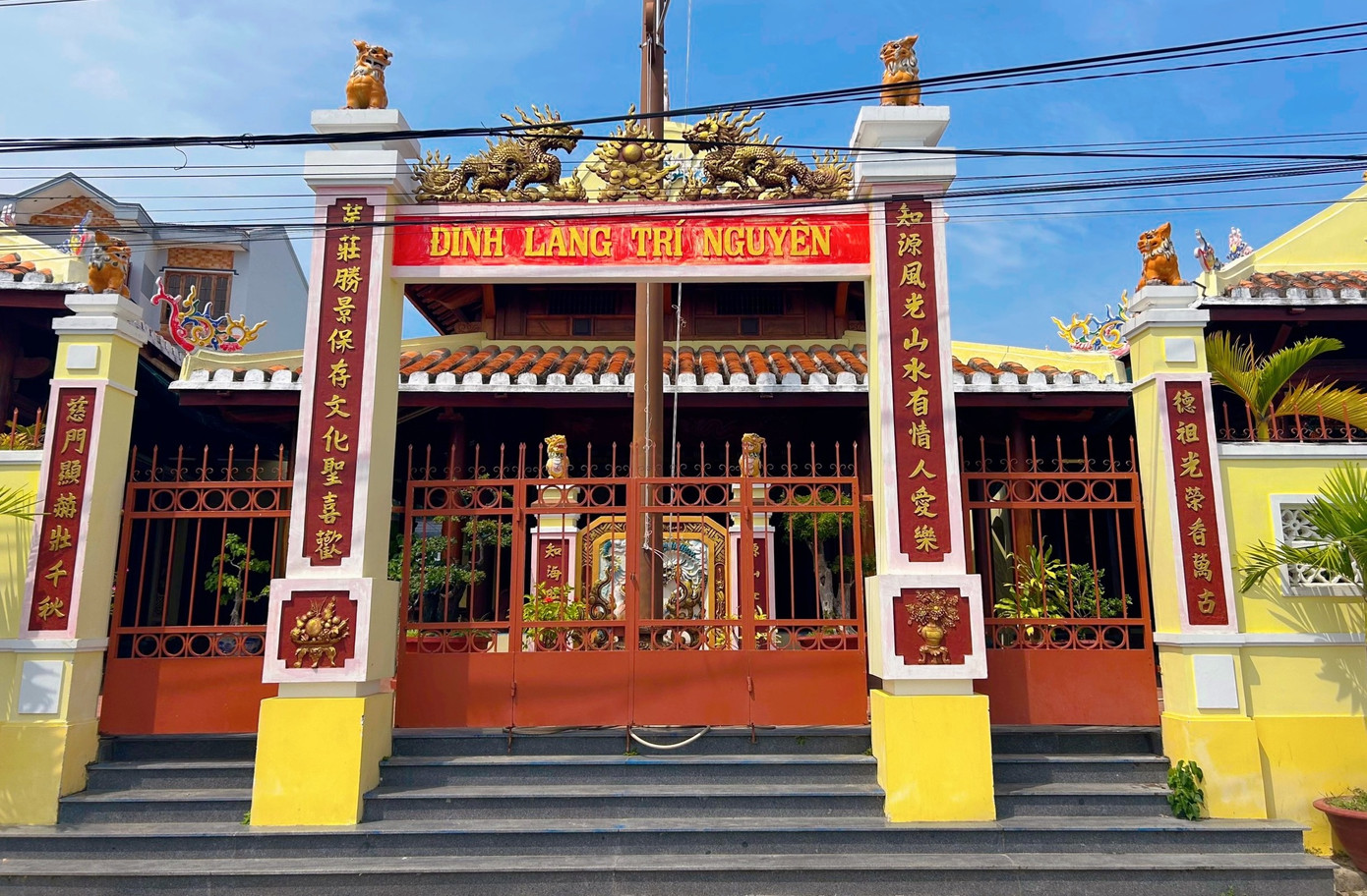 Ở đảo còn có đình Trí Nguyên hay còn được gọi là “Đình Năm Ông” - được xem là biểu tượng văn hoá tại đảo. Vào tháng 8 Âm lịch hàng năm, lễ hội Cầu Ngư sẽ được diễn ra, thể hiện lòng tôn kính và cảm ơn đối với sự bảo hộ của thần linh, cầu mong một mùa cá bội thu, bảo vệ những ngư dân ra khơi an toàn.