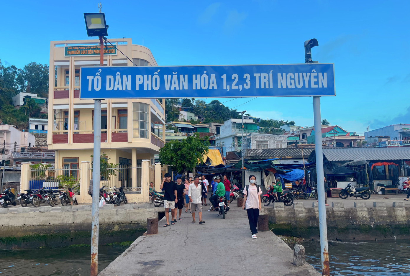Trên đảo có tàu di chuyển riêng dành cho người dân từ 4h30 đến 21h hằng ngày. Điều đó làm cho việc di chuyển qua đất liền cũng dễ dàng hơn các đảo khác rất nhiều. Sinh hoạt của người dân cũng rất thuận lợi vì có điện và nước máy cung cấp ổn định.