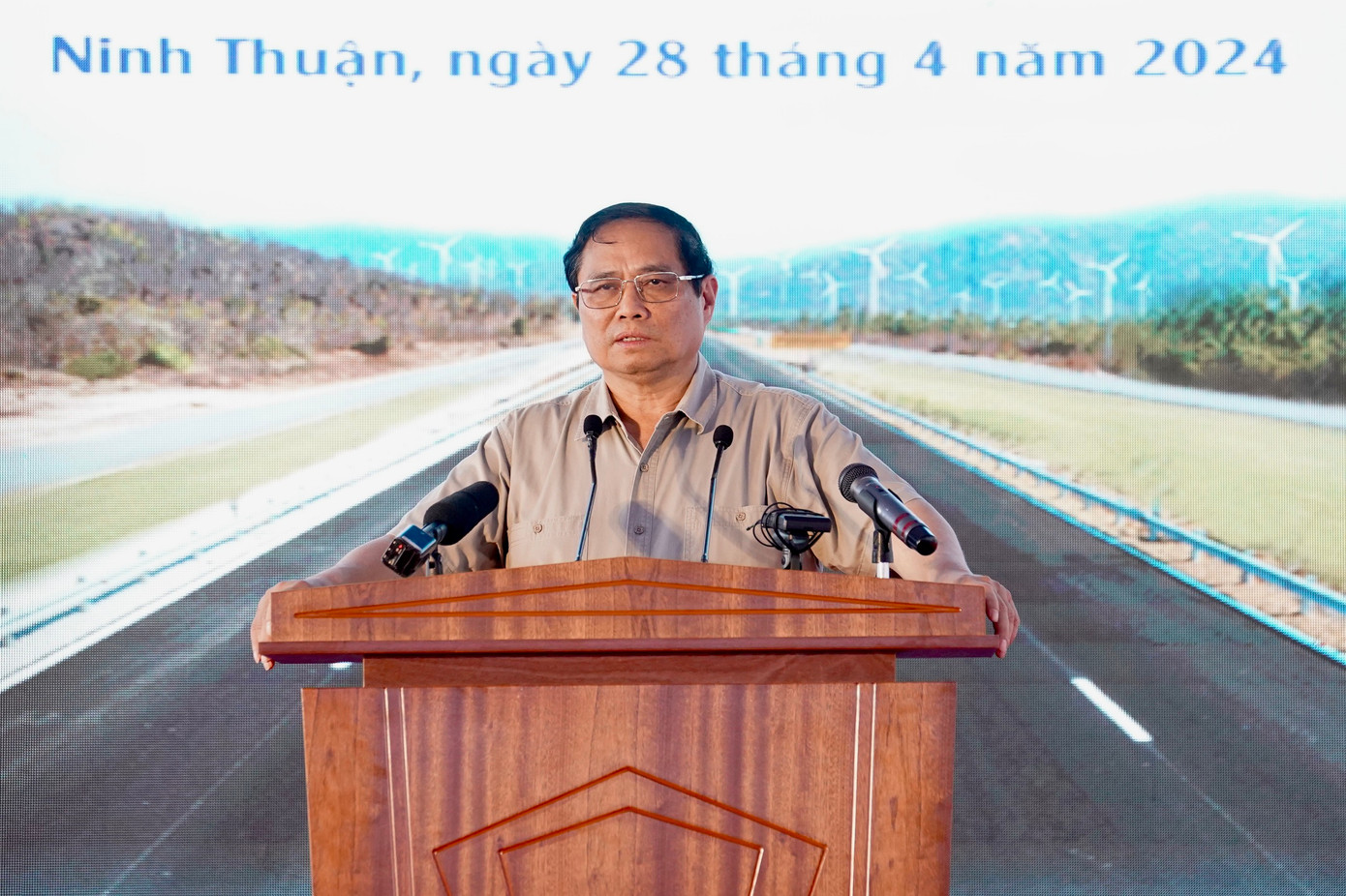 Thủ tướng Phạm Minh Chính đánh giá cao ngành giao thông vận tải, các ban quản lý dự án, các doanh nghiệp, nhà thầu, đơn vị tư vấn đã quyết tâm cao, nỗ lực lớn, khắc phục khó khăn.