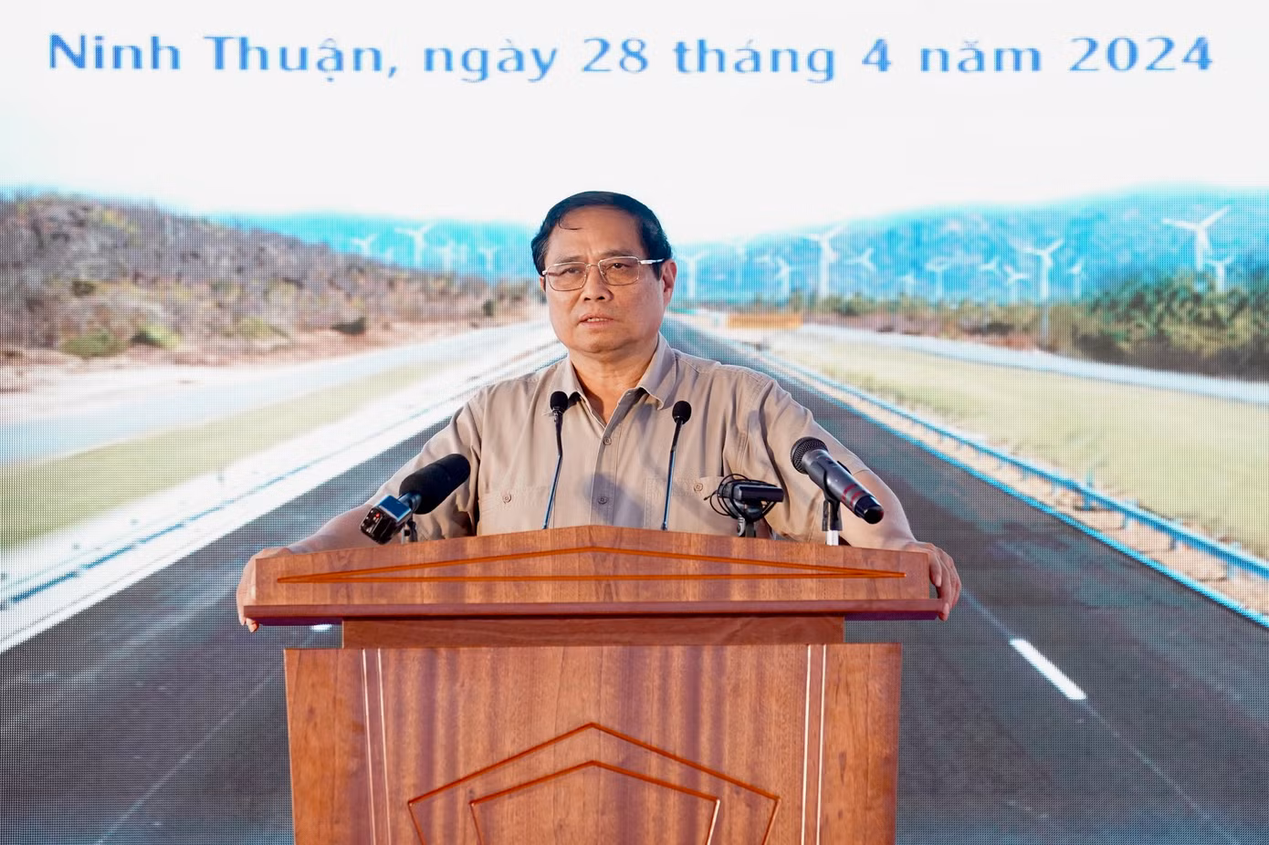 Thủ tướng Phạm Minh Chính đánh giá cao ngành giao thông vận tải, các ban quản lý dự án, các doanh nghiệp, nhà thầu, đơn vị tư vấn đã quyết tâm cao, nỗ lực lớn, khắc phục khó khăn. Thủ tướng Phạm Minh Chính đánh giá cao ngành giao thông vận tải, các ban quản lý dự án, các doanh nghiệp, nhà thầu, đơn vị tư vấn đã quyết tâm cao, nỗ lực lớn, khắc phục khó khăn.