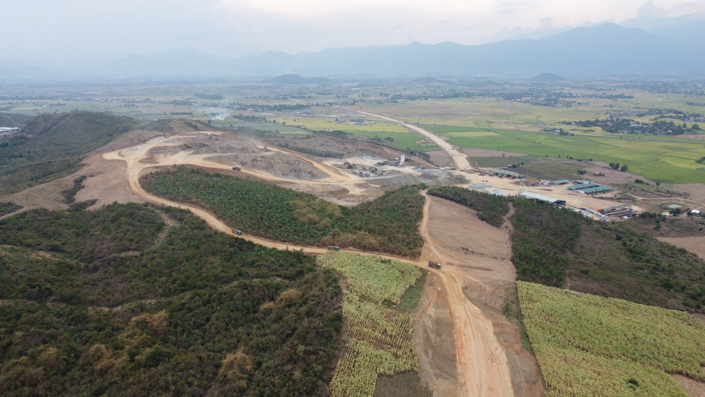 Dự án cao tốc cũng vướng chuyển đổi đất rừng.
