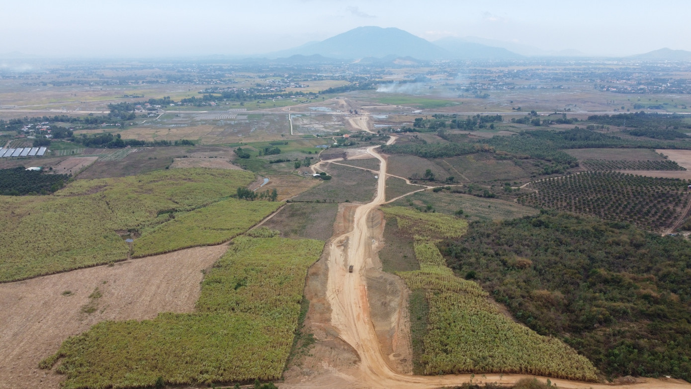 Cao tốc Khánh Hòa - Buôn Ma Thuột đi qua nhiều đồi núi ở thị xã Ninh Hòa.