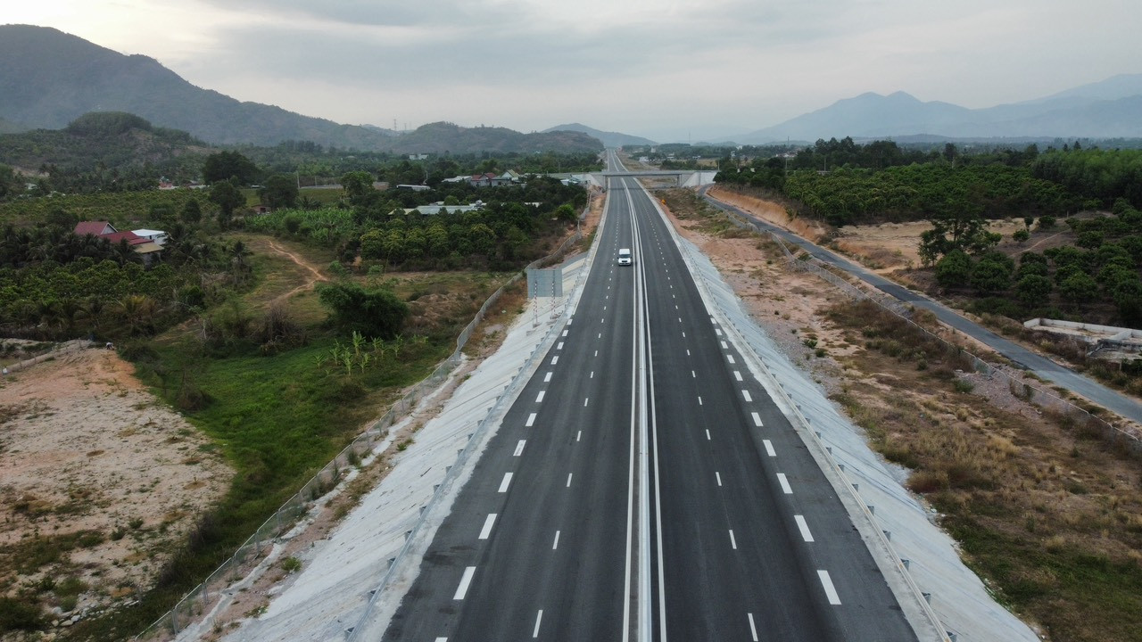 Cao tốc Nha Trang - Cam Lâm đi vào hoạt động đã tạo động lực tăng trưởng cho Khánh Hòa. Cao tốc Nha Trang - Cam Lâm đi vào hoạt động đã tạo động lực tăng trưởng cho Khánh Hòa.