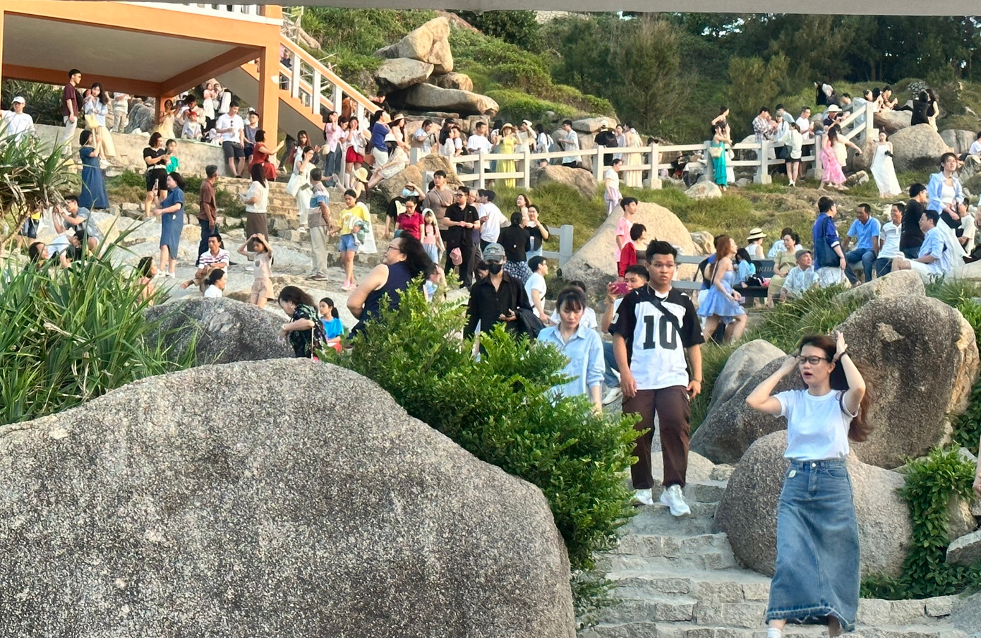 So với năm trước, năm nay du khách đến thăm di tích Mũi Điện tăng đột biến. Ảnh: Hồng Thái. So với năm trước, năm nay du khách đến thăm di tích Mũi Điện tăng đột biến. Ảnh: Hồng Thái.