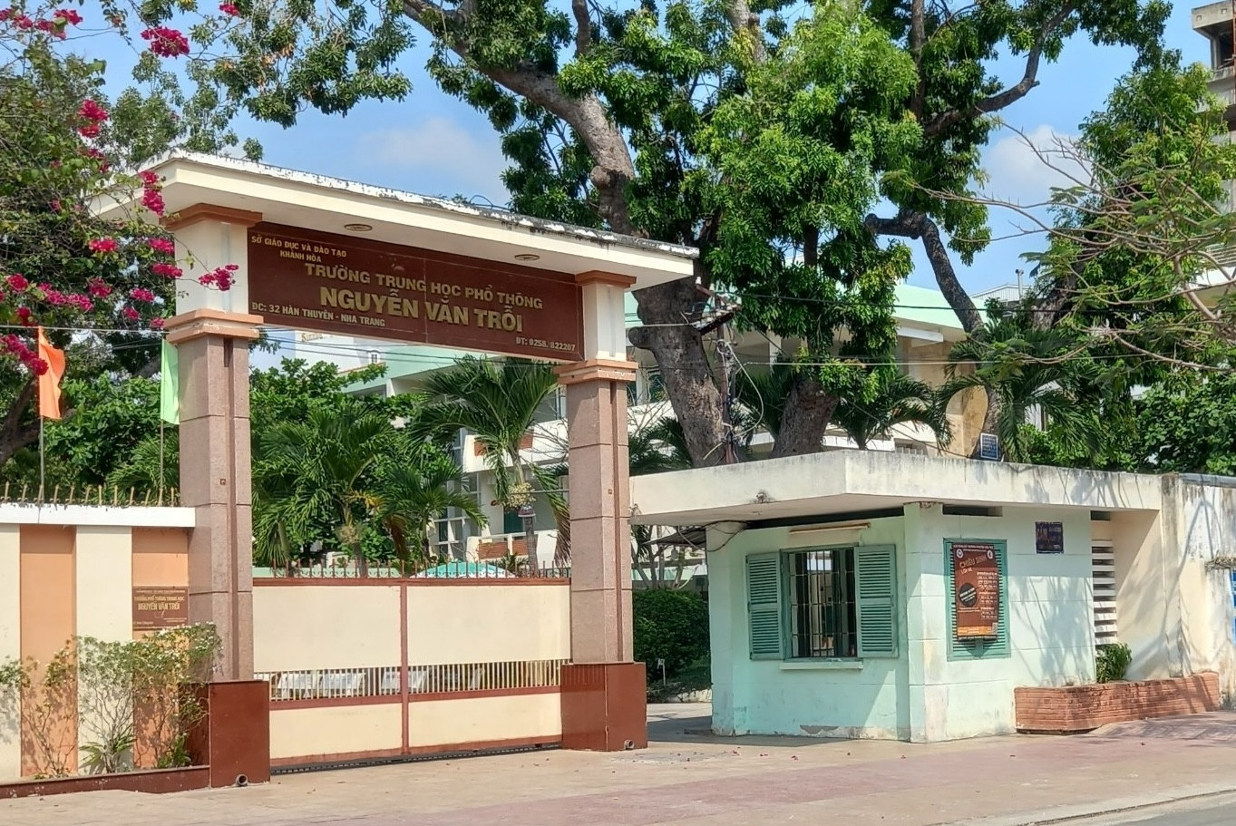 Trường THPT Nguyễn Văn Trỗi - nơi có 12 học sinh bị ngộ độc thực phẩm.