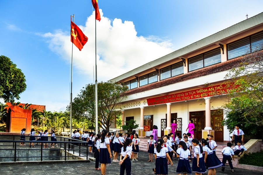 Học sinh đến tham quan, dâng hương tưởng nhớ đồng chí Trần Phú tại Di tích Thành An Thổ. Ảnh tư liệu.