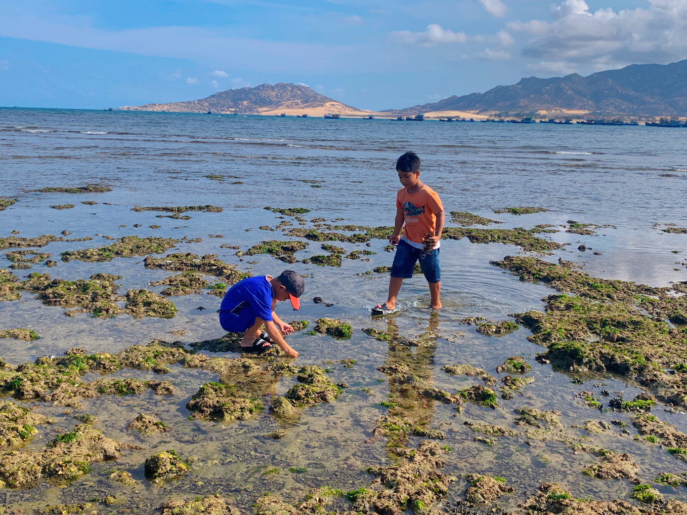 Thú vui của những đứa trẻ tại làng biển này là trốn mẹ đi mò cua, bắt ốc. Thú vui của những đứa trẻ tại làng biển này là trốn mẹ đi mò cua, bắt ốc.