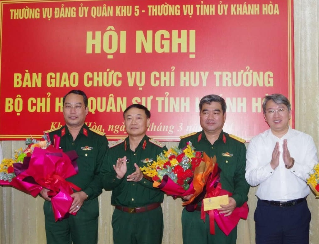 Trung tướng Thái Đại Ngọc - Tư lệnh Quân khu (thứ 2 bên trái) và ông Nguyễn Hải Ninh - Bí thư tỉnh Khánh Hoà (ảnh phải), tặng hoa chúc mừng 2 đồng chí nhận công tác mới. Ảnh: Đức Hiếu. Trung tướng Thái Đại Ngọc - Tư lệnh Quân khu (thứ 2 bên trái) và ông Nguyễn Hải Ninh - Bí thư tỉnh Khánh Hoà (ảnh phải), tặng hoa chúc mừng 2 đồng chí nhận công tác mới. Ảnh: Đức Hiếu.