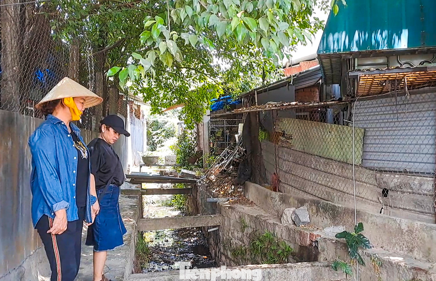 Người dân sống cạnh mương nước ô nhiễm, bốc mùi hôi thối. (Ảnh: Trương Định)
