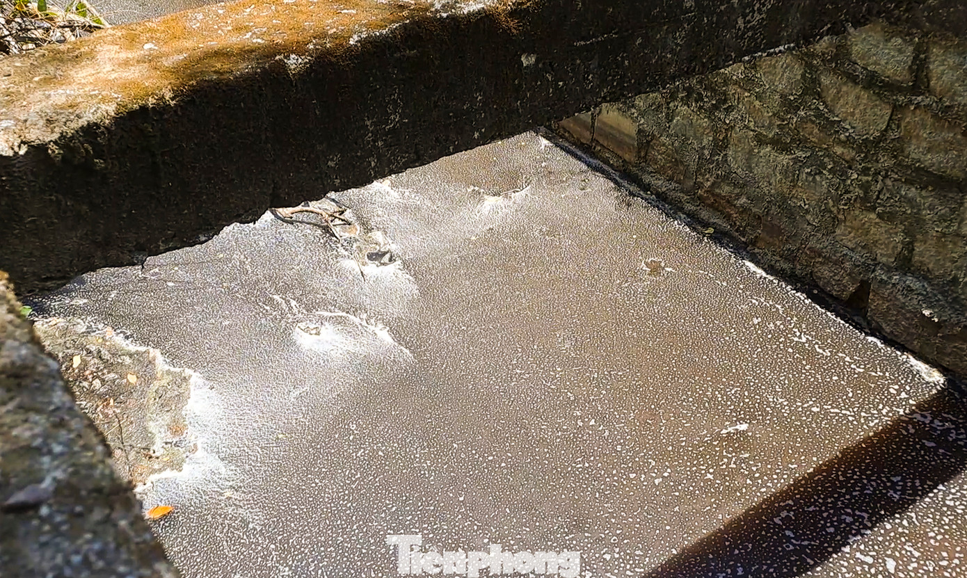 Nguồn nước bên hông nhà máy bia. (Ảnh: Trương Định)