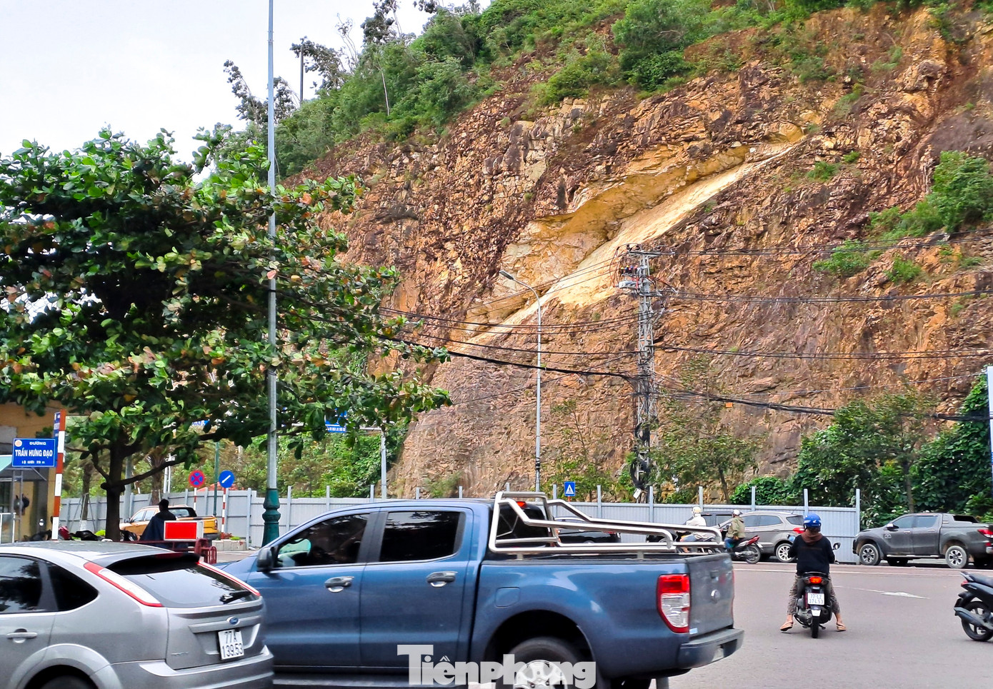 Tuy nhiên, vì đây là điểm cửa ngõ ra vào thành phố, việc chậm khắc phục rào chắn một bên đường đã gây cản trở giao thông, đặc biệt giờ cao điểm. (Ảnh: Trương Định)