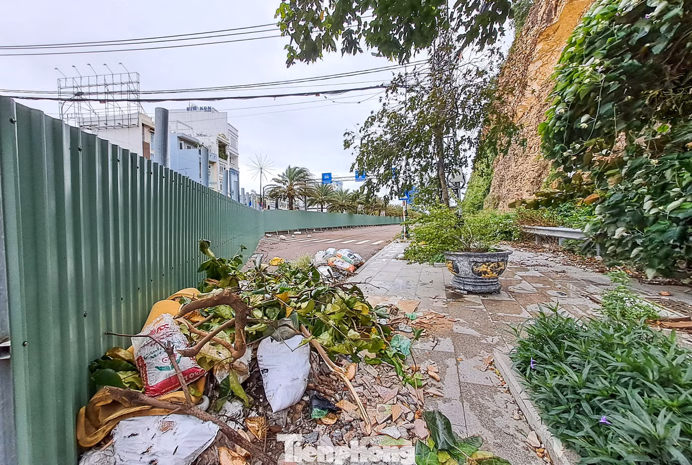 Rác thải tập trung tại khu vực sạt lở mà trước đó chính quyền đã rào chắn. Ảnh: Trương Định