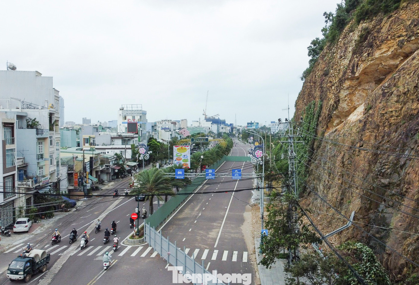 Một phần đường được rào chắn không cho phương tiện giao thông qua lại. Ảnh: Trương Định Một phần đường được rào chắn không cho phương tiện giao thông qua lại. Ảnh: Trương Định