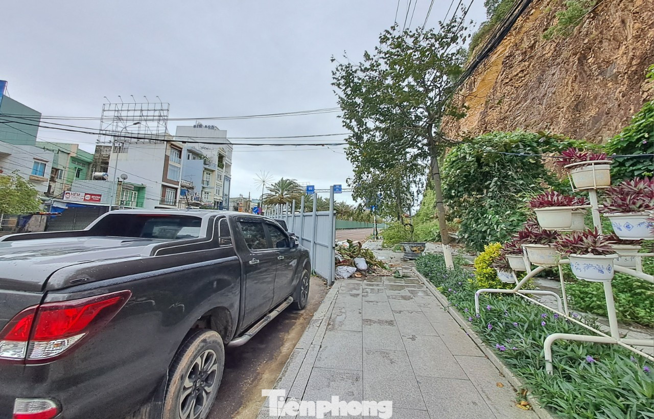 Khu vực cũng trở thành nơi đậu đỗ xe. Ảnh: Trương Định Khu vực cũng trở thành nơi đậu đỗ xe. Ảnh: Trương Định