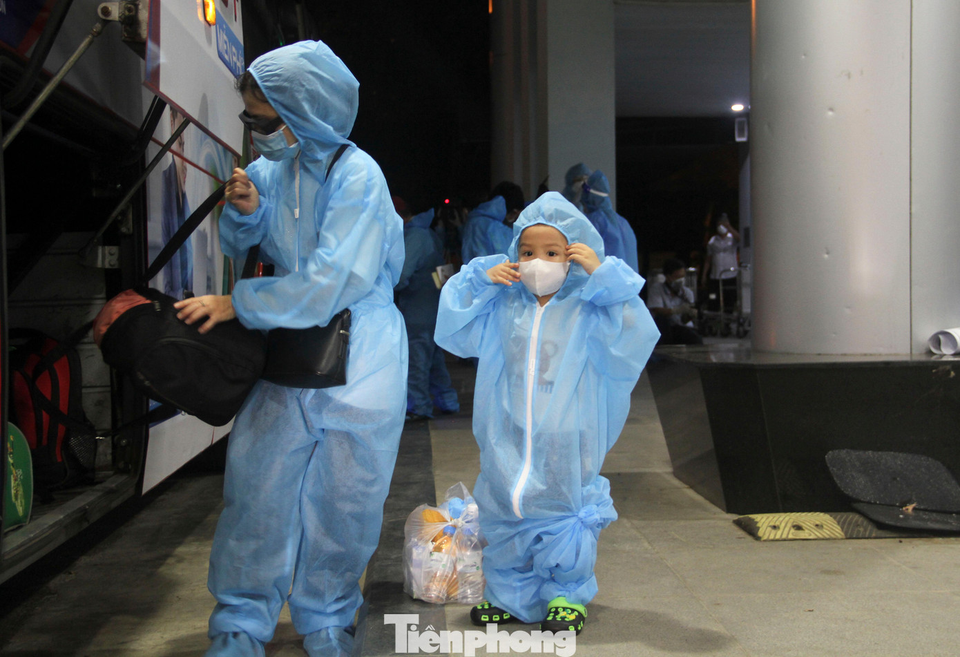 Theo đó, tỉnh Bình Định cũng đã thống nhất, trong 2 tuần tỉnh sẽ có 4 chuyến bay vào thứ Ba và thứ Sáu để đưa khoảng 1.000 người dân của tỉnh từ TPHCM về quê. Chi phí thuê máy bay sẽ được thực hiện từ nguồn xã hội hóa, không dùng tiền ngân sách. Ảnh: Trương Định