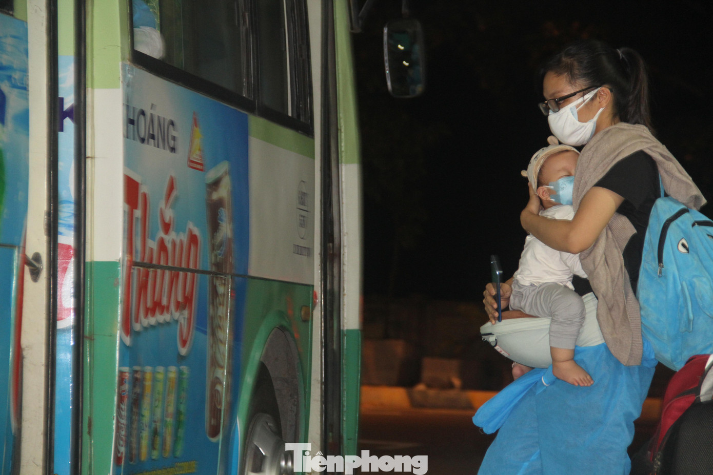 Trước đó, tại cuộc họp thông tin về tình hình phòng chống dịch COVID-19 trên địa bàn, Chủ tịch UBND tỉnh Bình Định Nguyễn Phi Long cho biết, hiện nay, người dân của tỉnh đang sinh sống, học tập, làm việc tại các tỉnh, thành phố phía Nam rất nhiều, đặc biệt là TPHCM đang gặp rất nhiều khó khăn: không việc làm, không có thu nhập, không có chỗ ở… Quan điểm tỉnh trước nay, không có chuyện ngăn sông cấm chợ, người dân nếu muốn về quê tỉnh sẽ tạo điều kiện hết sức. Ảnh: Trương Định