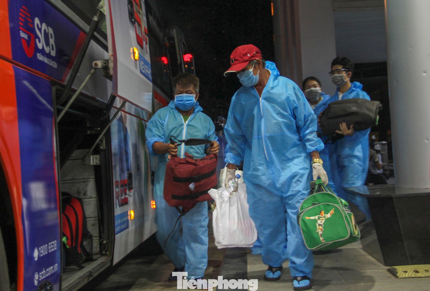 Anh Nguyễn Văn Hội ở huyện miền An Lão (Bình Định) bày tỏ: "Ở trong đó, trong thời gian giãn cách mọi người rất tâm lý, rất lo sợ. Khi nghe tin thì rất mừng nên cố gắng sắp xếp để về quê. Qua đây, cũng gửi lời cảm ơn đến hội đồng hương của huyện cũng như của tỉnh đã hỗ trợ cho người dân để có thể về quê". Ảnh: Trương Định