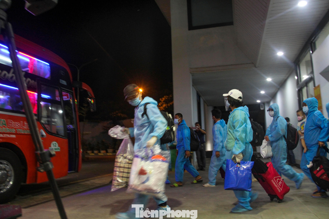 Theo ông Long, người dân sau khi về Bình Định tỉnh sẽ đưa về các khu cách ly tập trung của tỉnh do Bộ CHQS tỉnh quản lý. Đây là các khu được xây dựng trong các doanh trại quân đội đảm bảo an toàn và sau đó ngành y tế sẽ tổ chức lấy mẫu xét nghiệm cho người dân. Ảnh: Trương Định