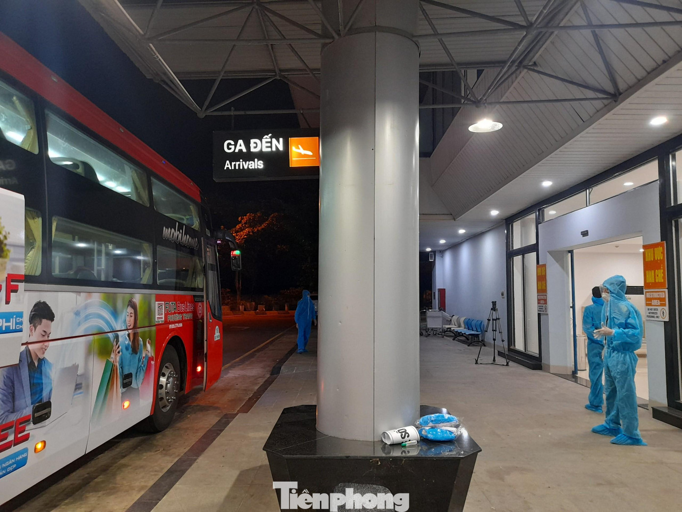 Từ rất sớm tại sân bay Phù Cát, công tác chuẩn bị cho việc đón chuyến bay đã được triển khai cẩn thận, chu đáo. Các nhân viên y tế, lực lượng chức năng đều mặc trang phục bảo hộ để đảm bảo an toàn. Ảnh: Trương Định