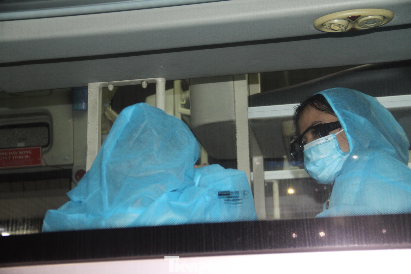 Vừa đặt chân xuống sân bay trở về quê hương, chị Hồ Thị Huyền chia sẻ: "Nói chung được về quê rất mừng, không biết nói gì chỉ biết nói cảm ơn lãnh đạo tỉnh". Ảnh: Trương Định