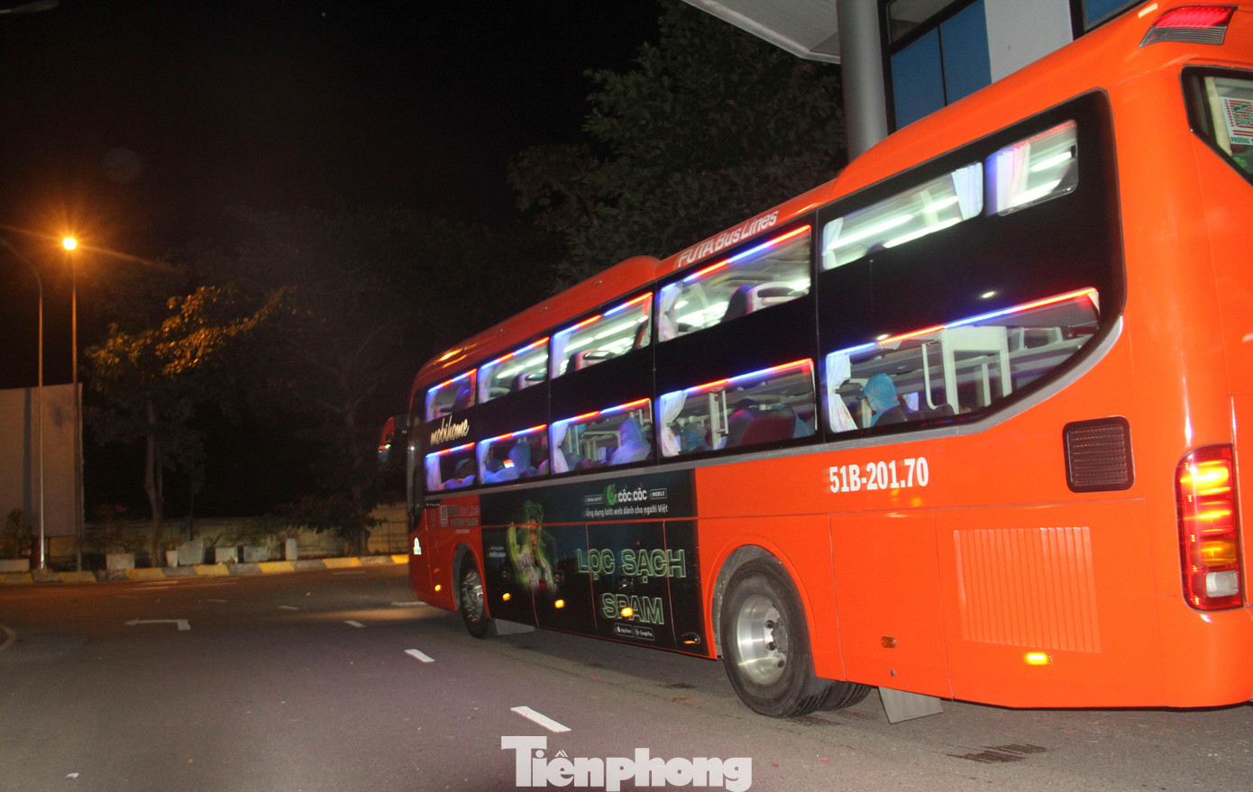 Xe đón người dân di chuyển đến khu cách ly tập trung. Ảnh: Trương Định