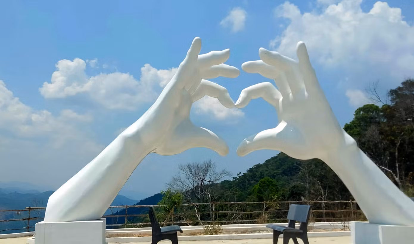 Công trình với “điểm nhấn” là biểu tượng 2 cánh tay hình trái tim.