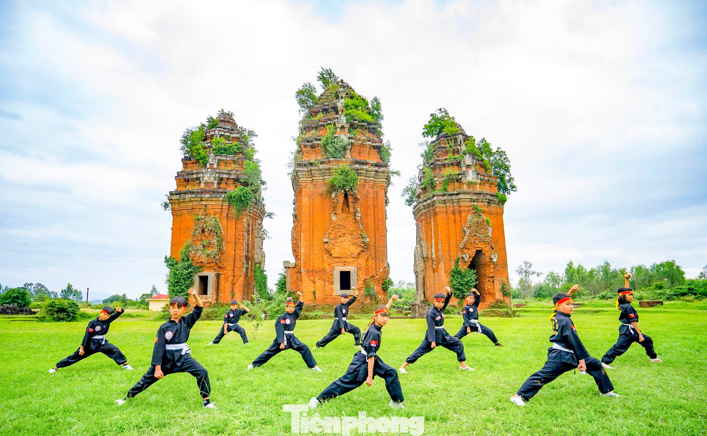 Biểu diễn võ cổ truyền Bình Định bên tháp cổ. Ảnh: Dũng Nhân. Biểu diễn võ cổ truyền Bình Định bên tháp cổ. Ảnh: Dũng Nhân.