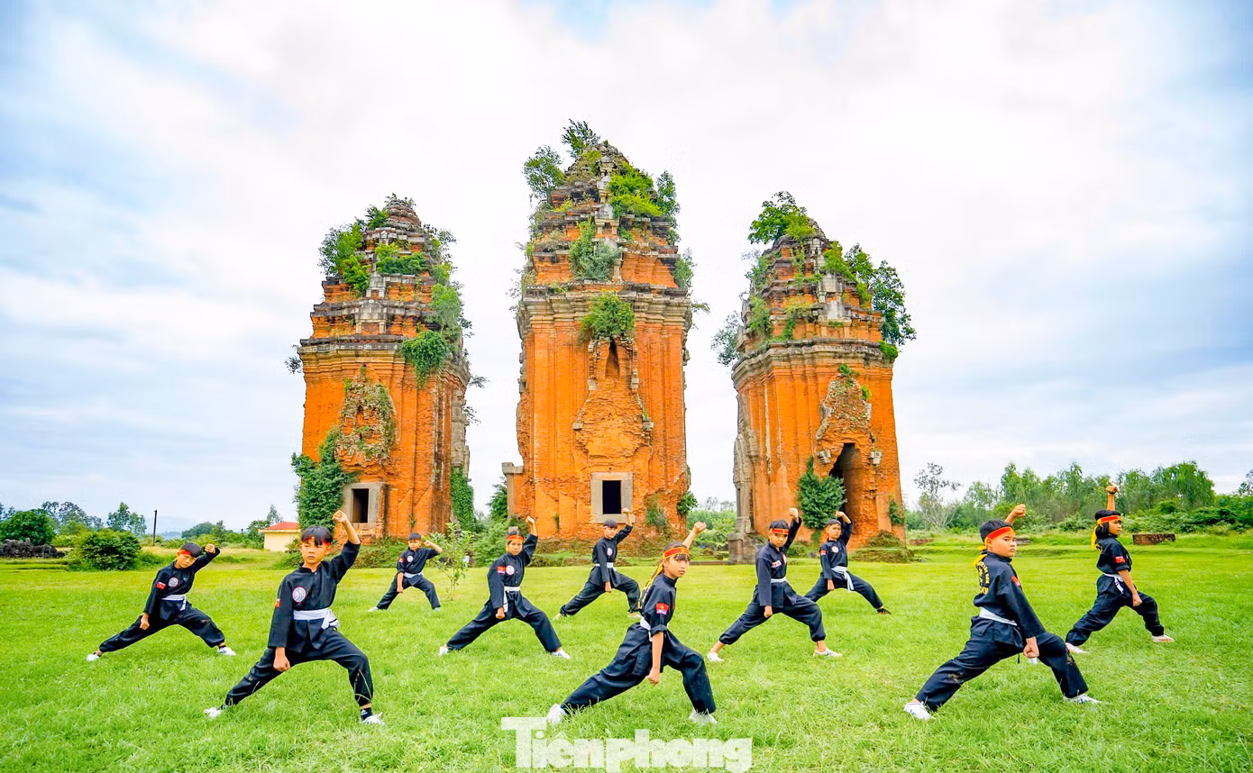 Biểu diễn võ cổ truyền Bình Định bên tháp cổ. Ảnh: Dũng Nhân. Biểu diễn võ cổ truyền Bình Định bên tháp cổ. Ảnh: Dũng Nhân.
