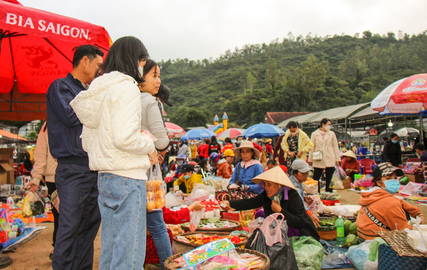 Chợ thu hút nhiều người dân, du khách đến mua lộc cầu may và vui xuân.