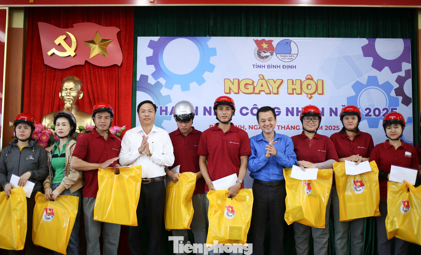 Trao tặng các suất quà cho thanh niên công nhân. Ảnh: Trương Định