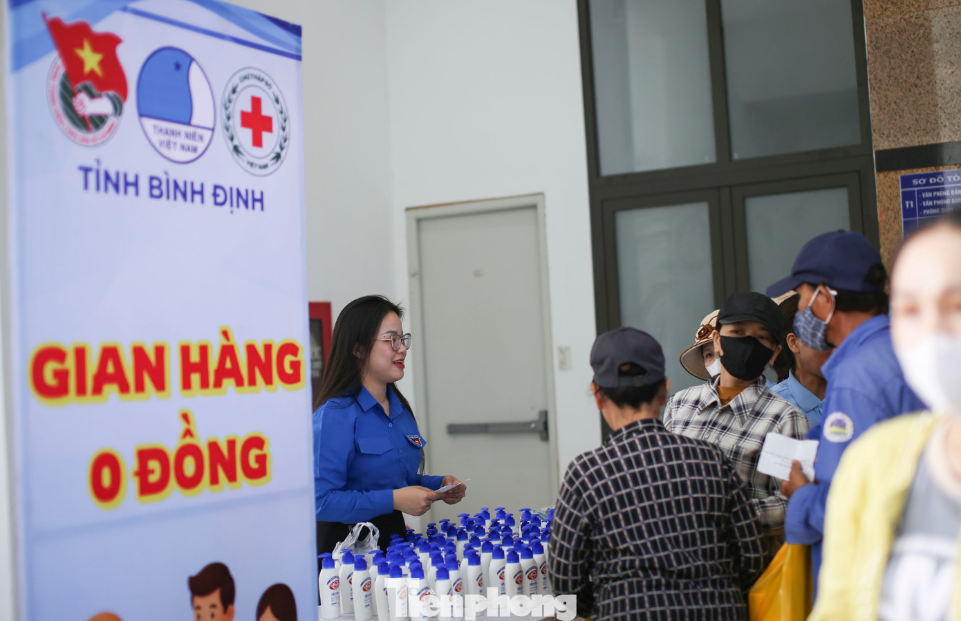 &quot;Gian hàng 0 đồng&quot; dành cho các công nhân tại ngày hội. Ảnh: Trương Định