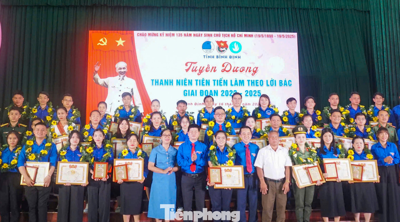 Tuyên dương “Thanh niên tiên tiến làm theo lời Bác” tỉnh Bình Định giai đoạn 2023 – 2025. Ảnh: Trương Định Tuyên dương “Thanh niên tiên tiến làm theo lời Bác” tỉnh Bình Định giai đoạn 2023 – 2025. Ảnh: Trương Định