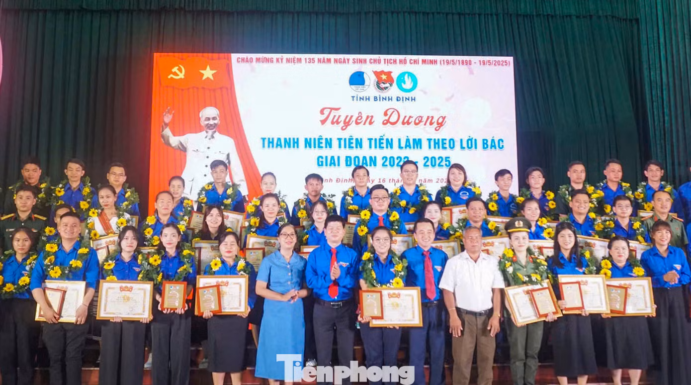Tuyên dương “Thanh niên tiên tiến làm theo lời Bác” tỉnh Bình Định giai đoạn 2023 – 2025. Ảnh: Trương Định