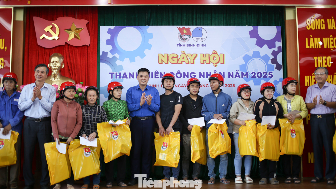 Trao tặng các suất quà cho thanh niên công nhân. Ảnh: Trương Định