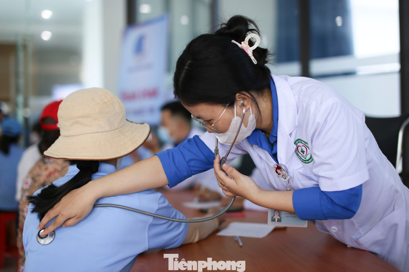 Thăm khám sức khỏe cho các thanh niên công nhân. Ảnh: Trương Định