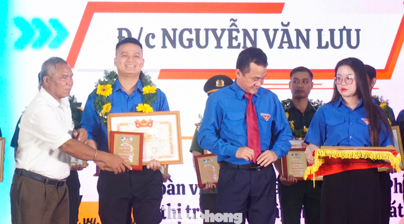 Tuyên dương các gương thanh niên tiên tiến làm theo lời Bác. Ảnh: Trương Định Tuyên dương các gương thanh niên tiên tiến làm theo lời Bác. Ảnh: Trương Định